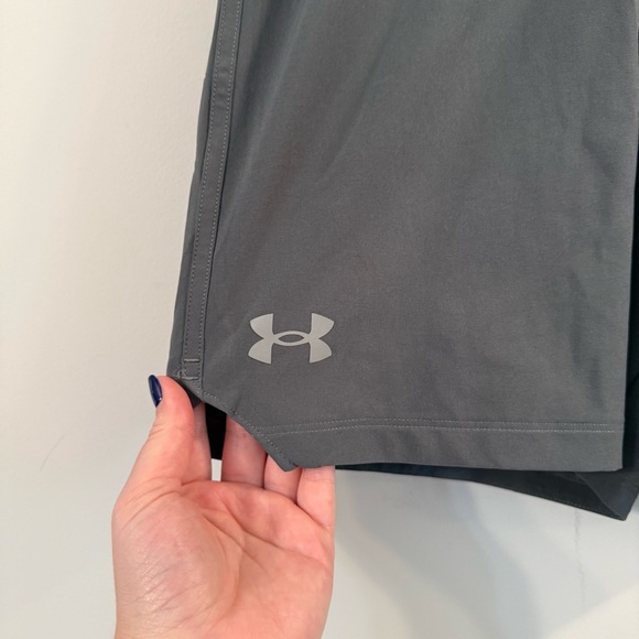Women’s Under Armour Gray 9 inch inseam Athletic Shorts Lightweight size large - Picture 2 of 6